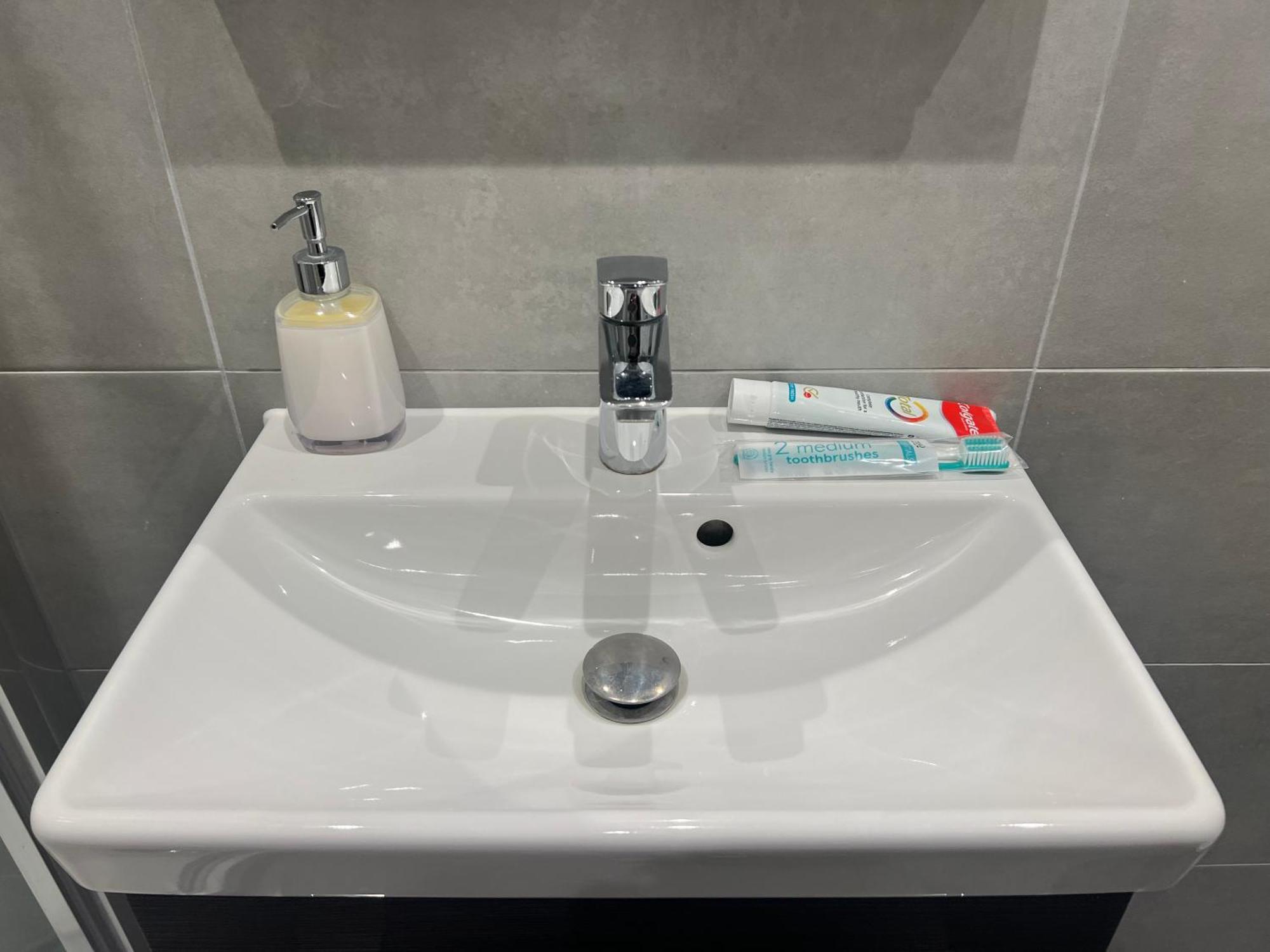 London Heathrow Airport Apartment Voyager House Terminal 12345 - Ev Electric And Parking Available! Hillingdon Exterior foto